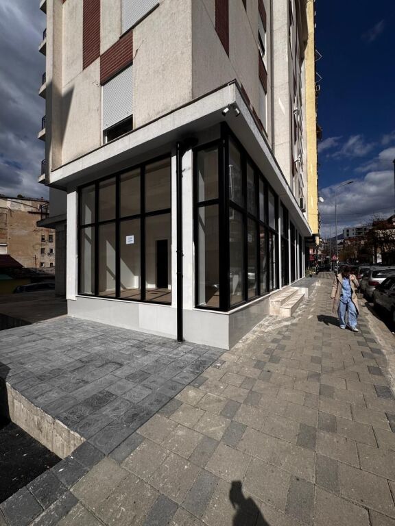 SUPER AMBIENTE COMMERCIALE IN AFFITTO LUNGO LA STRADA PRESSO LA PROCURA DI TIRANA