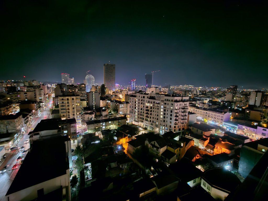 Ofrohet me qira apartament modern 1+1 plus post parkimi , me pamje drejtuar qendrës së Tiranës! 1,200 € /Muaj Sip. Totale  82m2