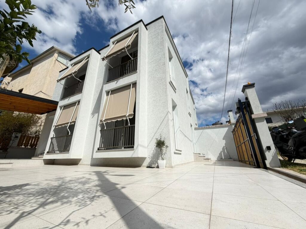 🏡 Vile me Qera 📍 Rruga Dalip Topi, Kodra e Priftit💰 Çmimi: 900 € / muaj