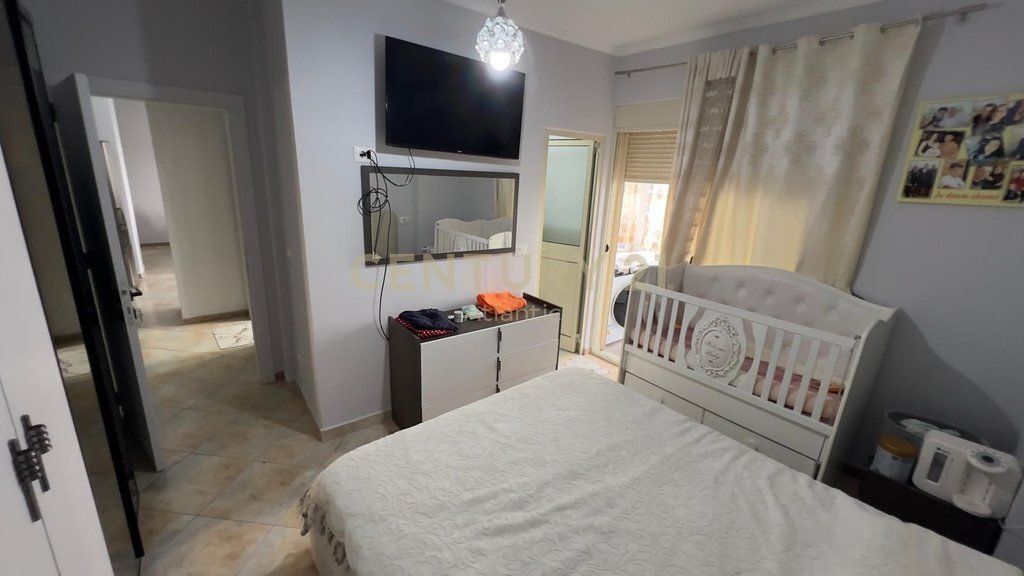 Apartament 2+1+2T me Dy Ballkone me pamje nga deti për shitje në Plazh, Durrës.