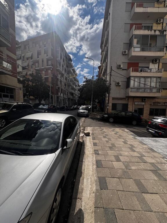 JEPET ME QERA AMBIENT KOMERCIAL BUZE RRUGE TEK PROKURORIA E TIRANES