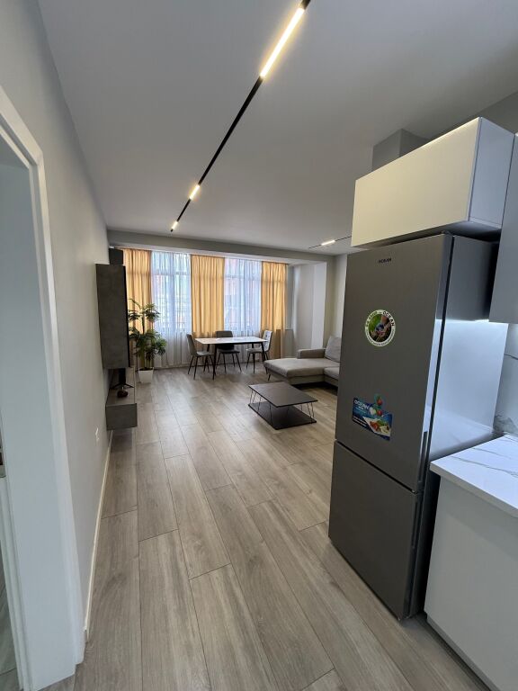Apartament luksoz 2+1 me ballkon tek 21 dhjetori 850 euro