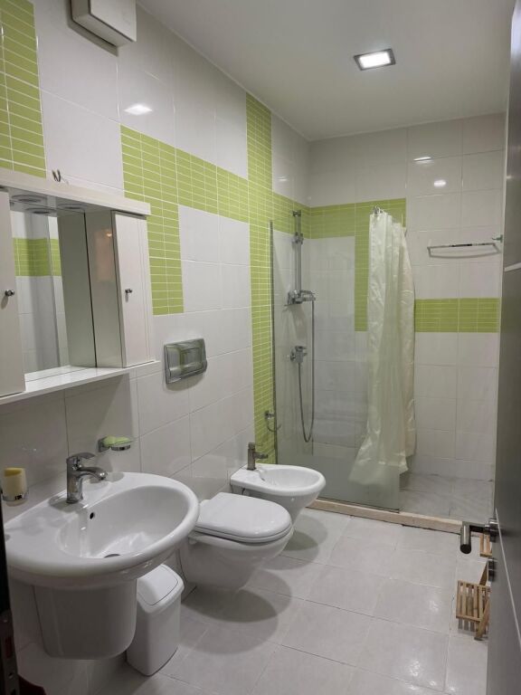 🏢Nella zona di Blloku, è in affitto un appartamento 2+1+2, arredato, 1.200 Euro