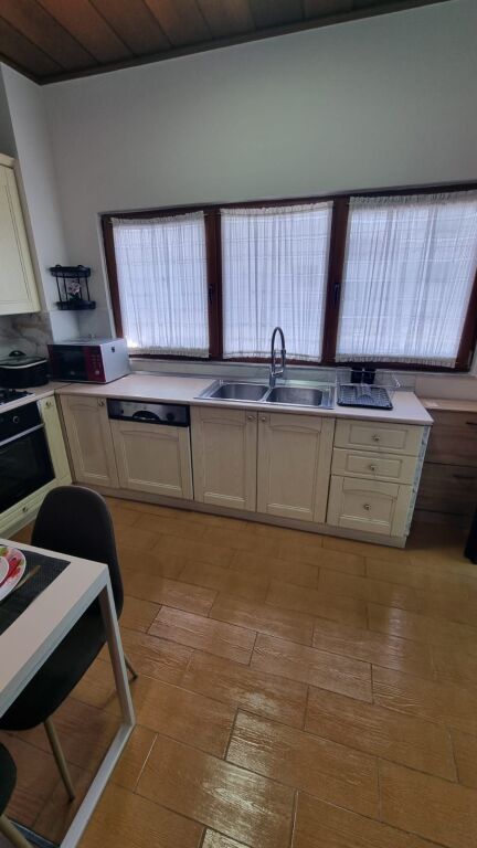 Jepet me Qera Apartamenti 1+1 tek Rruga e Kavajes prane Globe