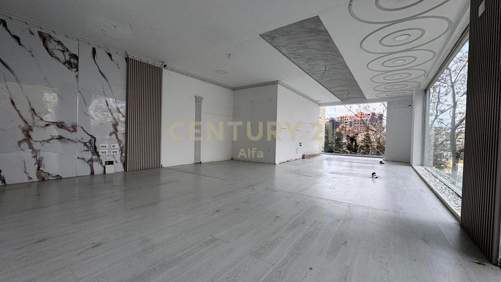 Locale commerciale in affitto fronte strada vicino a 21 Dhjetori! 1.050 € /Mese Superficie Totale 72m2