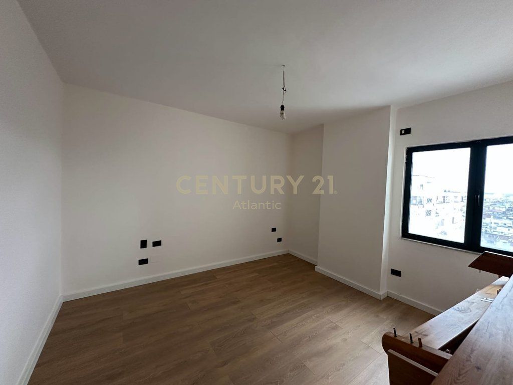 SHITET APARTAMENT 2+1 PRANE MARKAT DURRES!