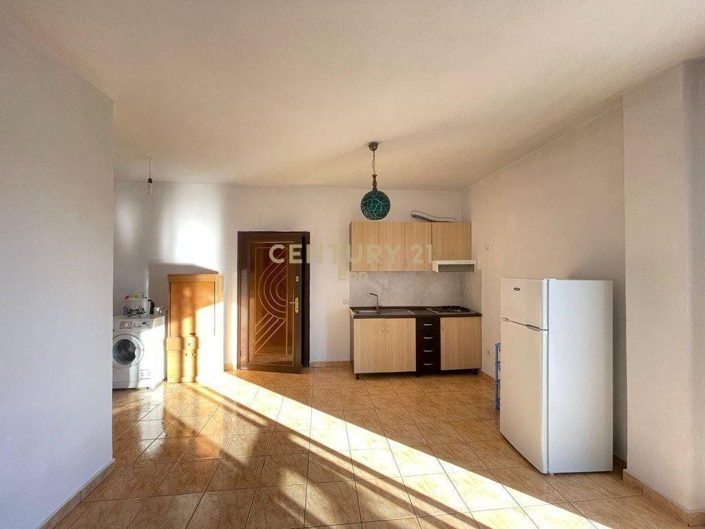 Apartament 1+1 + Verande me Qira në Lagja nr.6, Durrës !