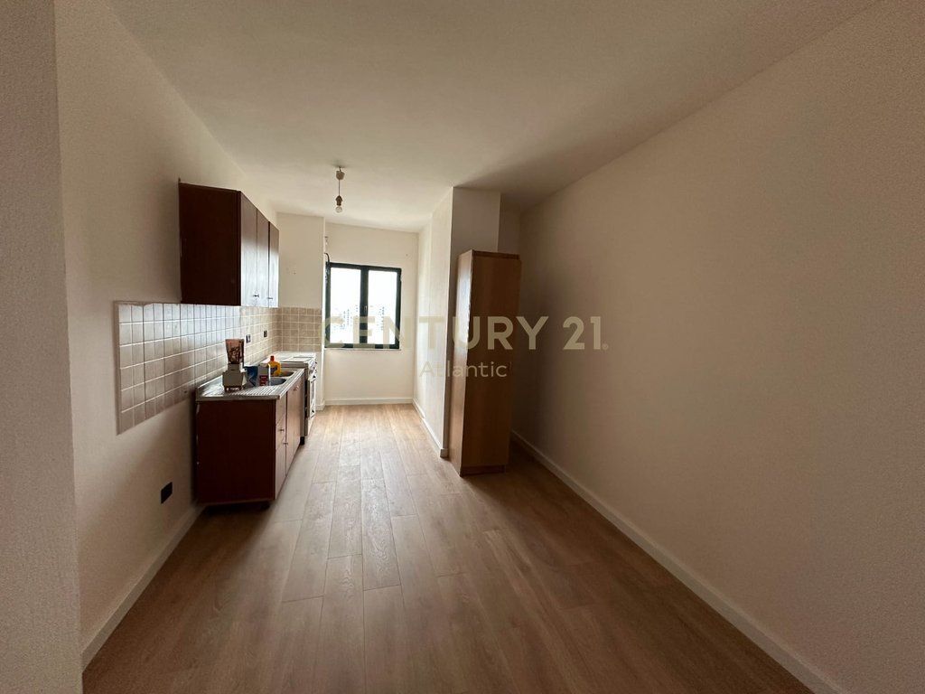 SHITET APARTAMENT 2+1 PRANE MARKAT DURRES!