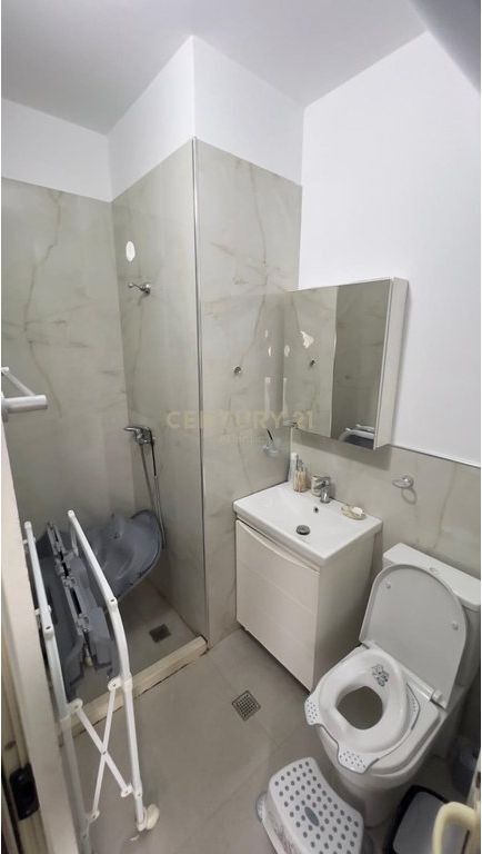 Apartament 2+1+2T me Dy Ballkone me pamje nga deti për shitje në Plazh, Durrës.