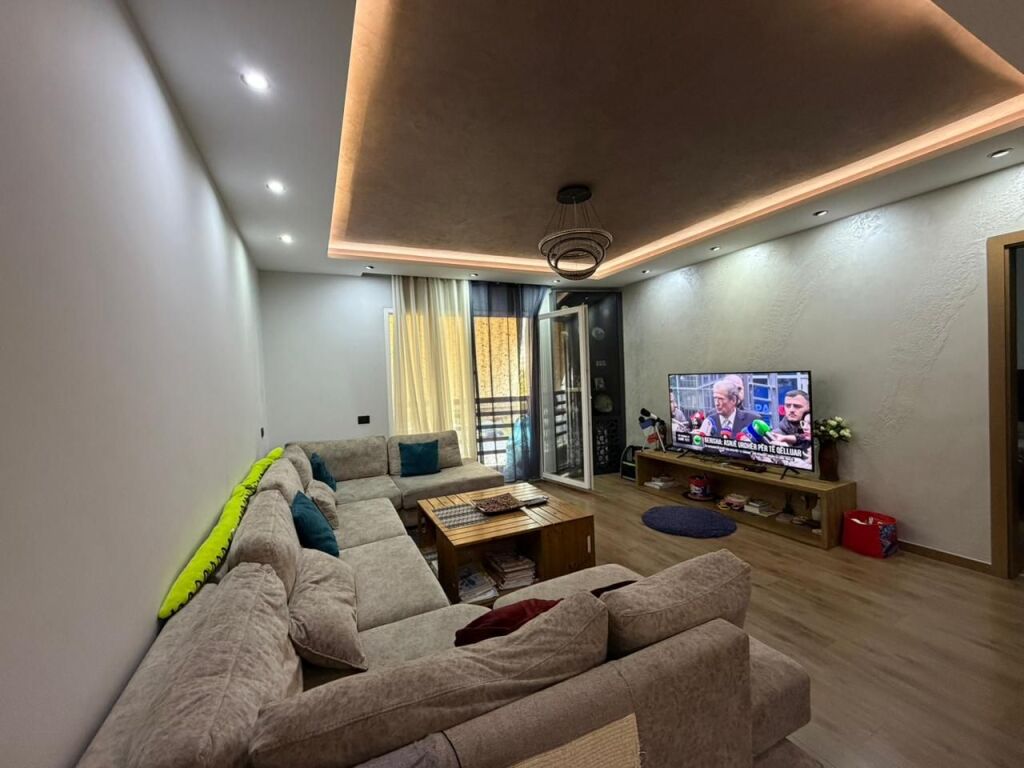 Apartament 2+1 ne shitje Komuna e Parisit ne Tirane