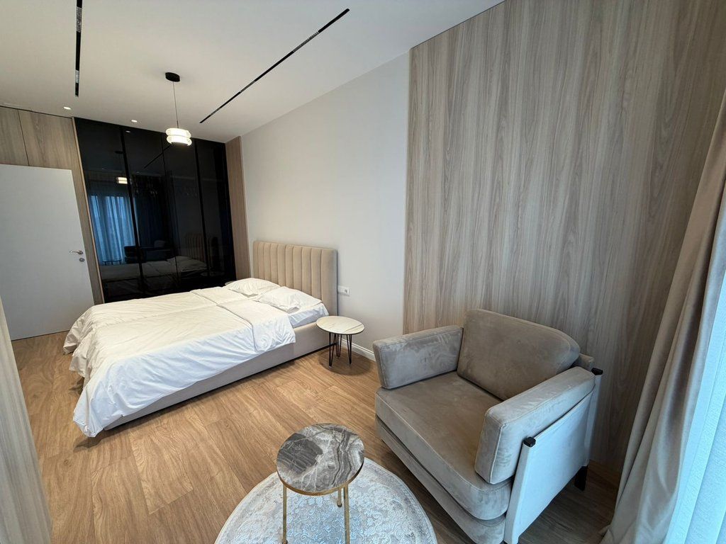 Ofrohet me qira apartament modern 1+1 plus post parkimi , me pamje drejtuar qendrës së Tiranës! 1,200 € /Muaj Sip. Totale  82m2