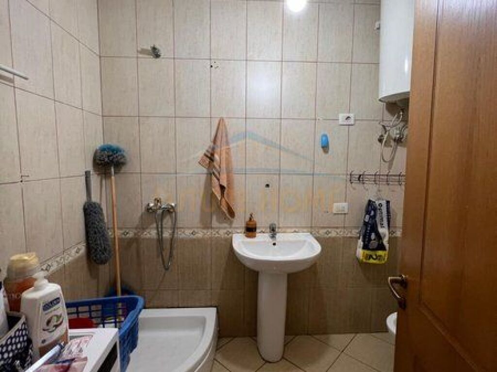Shitet, Apartament 2+1+2+Post Parkimi, Unaza e Re, Tiranë