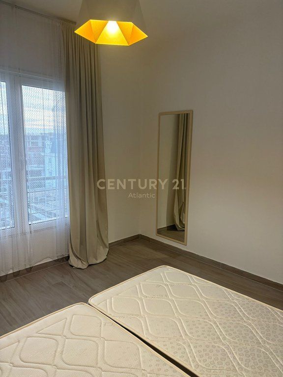 Apartament 1+1 në Plazh – Hekurudhë, Durrës Në katin e 2-të të një pallati me ashensor, shitet një apartament i investuar dhe i mobiluar me kujdes, gati për banim ose investim sezonal.  Detajet: • Zonë funksionale dhe e organizuar me stil • Dhomë ndenjeje e ndritshme me dalje në ballkon • Kuzhinë moderne e pajisur plotësisht me pajisje • Dhomë gjumi komode me mobilje të reja • Banjo moderne • Ndërtesë e mirëmbajtur me ashensor funksional  Vendndodhje fantastike, vetëm pak minuta larg detit dhe rrugës kryesore të Plazhit (Zona e Hekurudhës), ideale për pushime verore ose për t'u dhënë me qira.