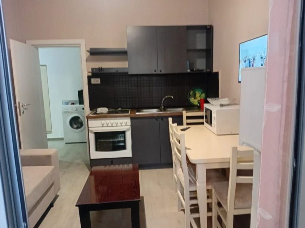 Jepet me qira. Apartament 1+1 prane blloku, pas kafe Roma. Apartamenti esht i mobiluar gati per banim. Kati 1  Cmimi 500 mije leke ne muaj.