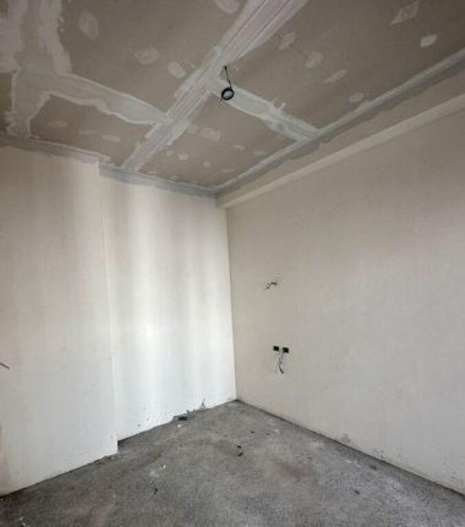 Shitet apartament i ndriçuar 1+1 – lokacion i zhvilluar