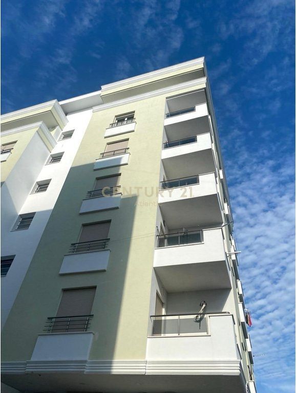 Apartament 1+1 në Plazh – Hekurudhë, Durrës Në katin e 2-të të një pallati me ashensor, shitet një apartament i investuar dhe i mobiluar me kujdes, gati për banim ose investim sezonal.  Detajet: • Zonë funksionale dhe e organizuar me stil • Dhomë ndenjeje e ndritshme me dalje në ballkon • Kuzhinë moderne e pajisur plotësisht me pajisje • Dhomë gjumi komode me mobilje të reja • Banjo moderne • Ndërtesë e mirëmbajtur me ashensor funksional  Vendndodhje fantastike, vetëm pak minuta larg detit dhe rrugës kryesore të Plazhit (Zona e Hekurudhës), ideale për pushime verore ose për t'u dhënë me qira.
