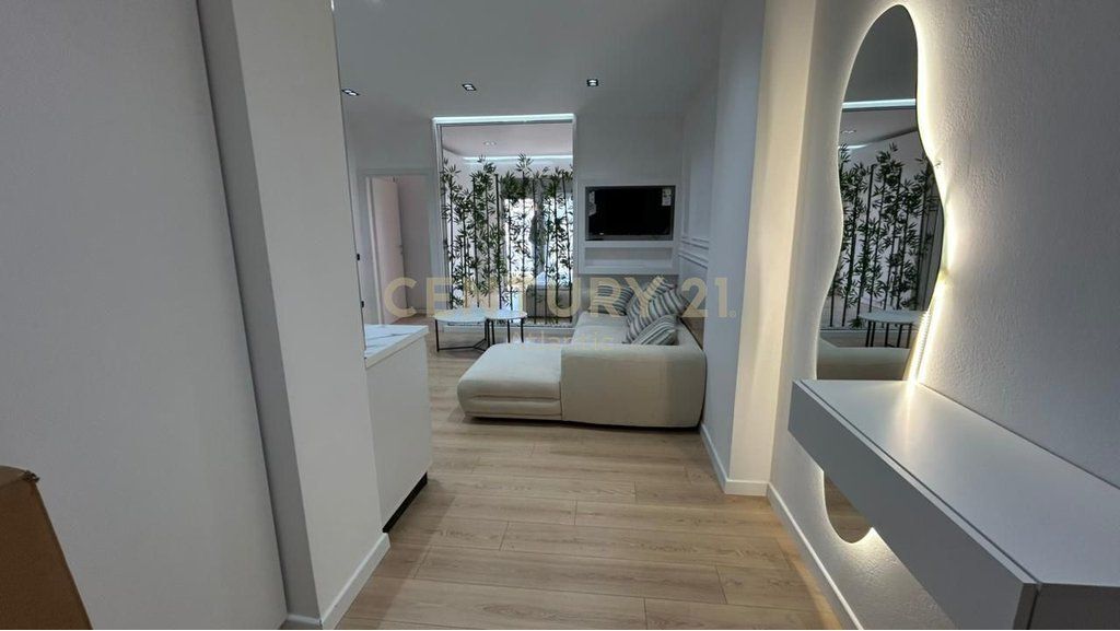 Shitet Apartament 1+1 tek Stacioni i Trenit, Durrës