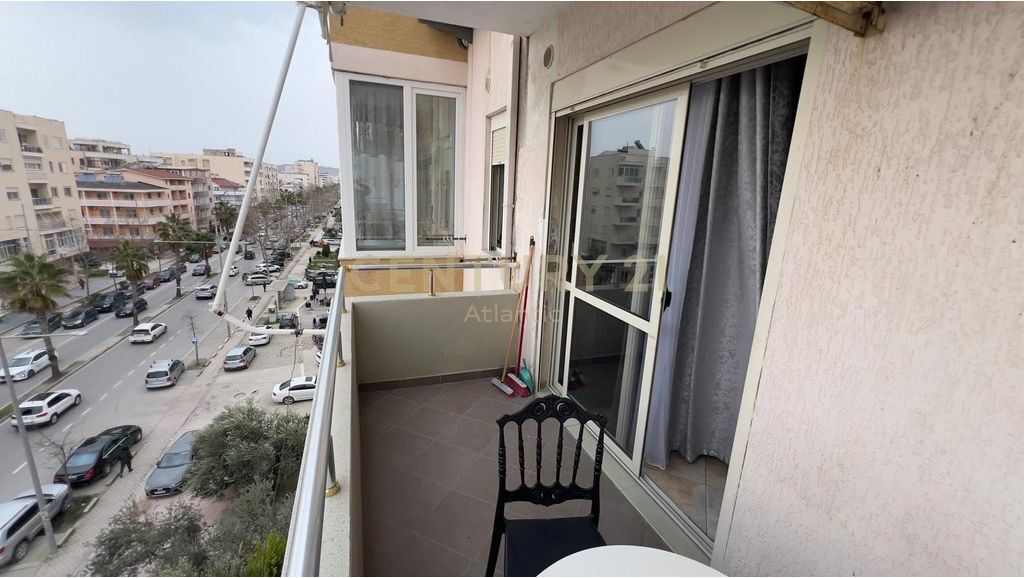 Apartament 2+1+2T me Dy Ballkone me pamje nga deti për shitje në Plazh, Durrës.