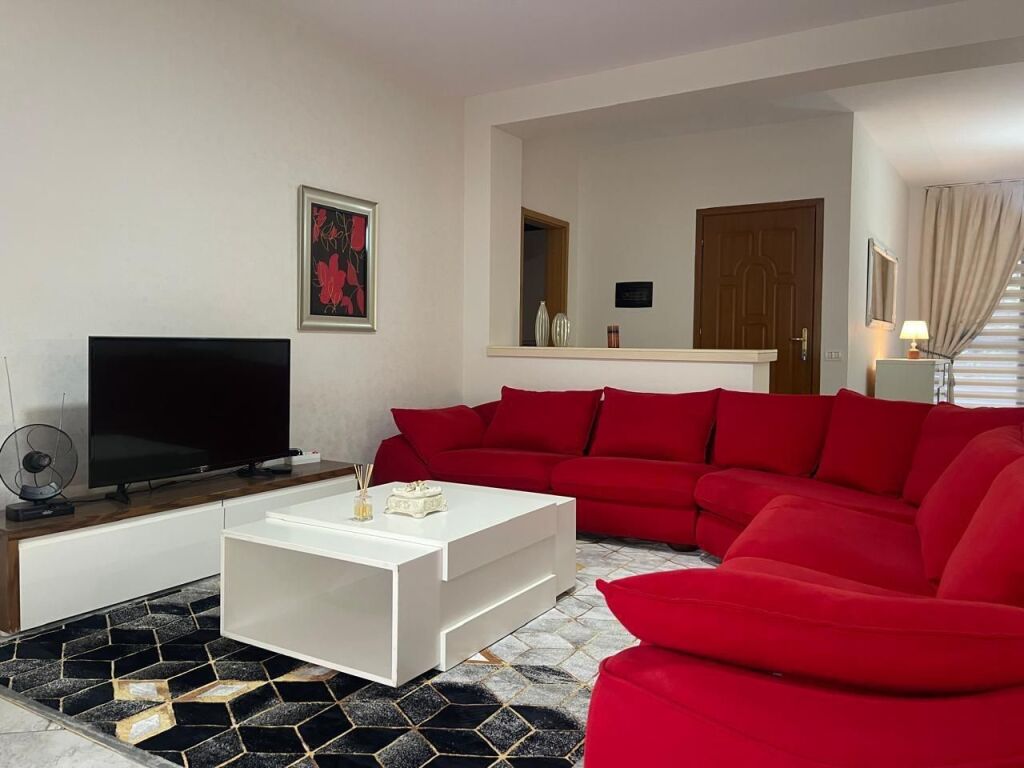 🏠 Jepet me Qira Apartament 2+1+2 Pazari i Ri , ne Qender te Tiranes prane Rruges Qemal Stafa