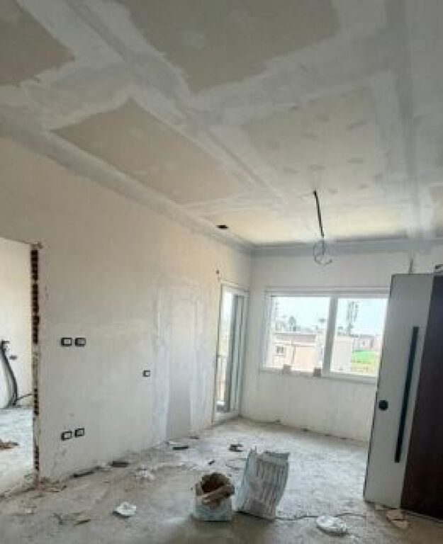 Shitet apartament i ndriçuar 1+1 – lokacion i zhvilluar