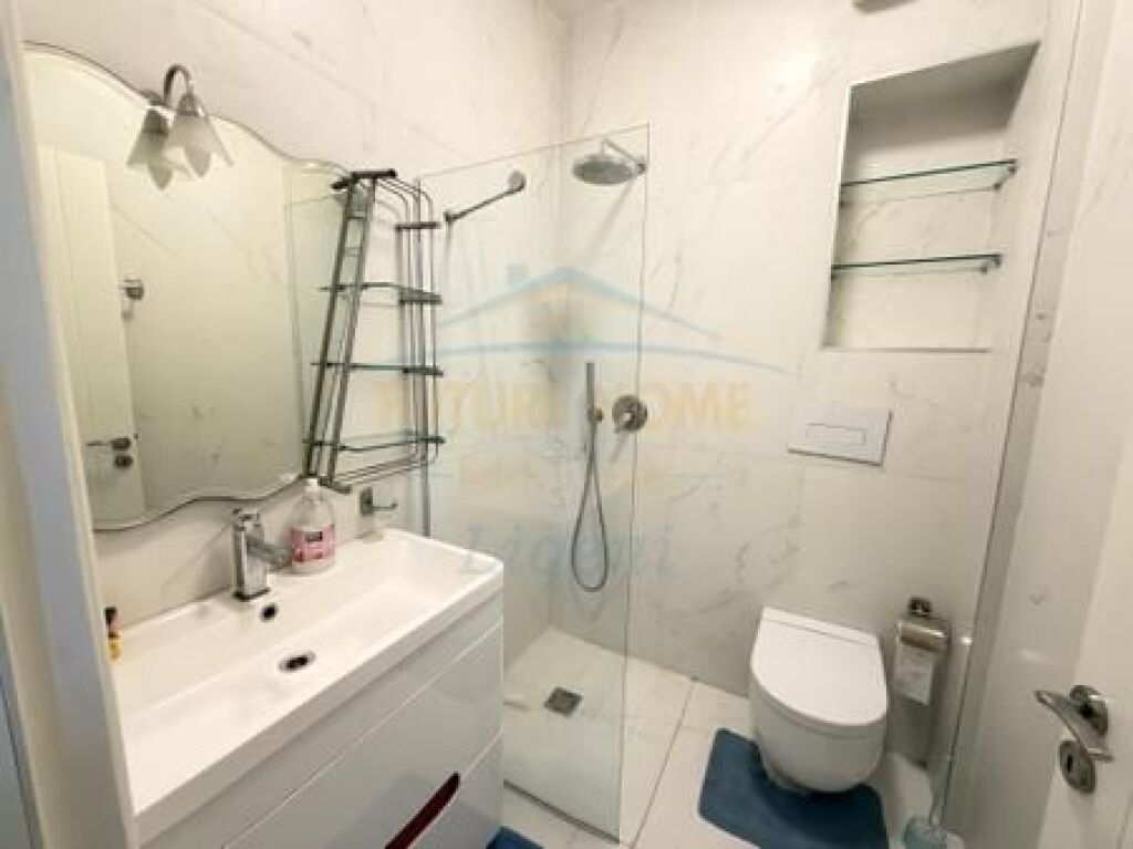 Shitet, Apartament 2+1, Pazari i Ri, Tiranë