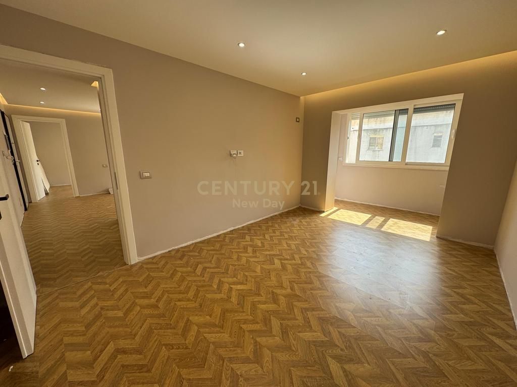 Shitet Apartament 2+1 prane Ish Urt Durres.