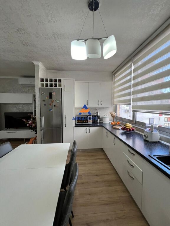 VENDESI APPARTAMENTO 3+1+2+BALCONE "A YZBERISHT" 210.000 EURO