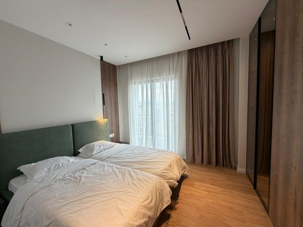 Ofrohet me qira apartament modern 1+1 plus post parkimi , me pamje drejtuar qendrës së Tiranës! 1,200 € /Muaj Sip. Totale  82m2