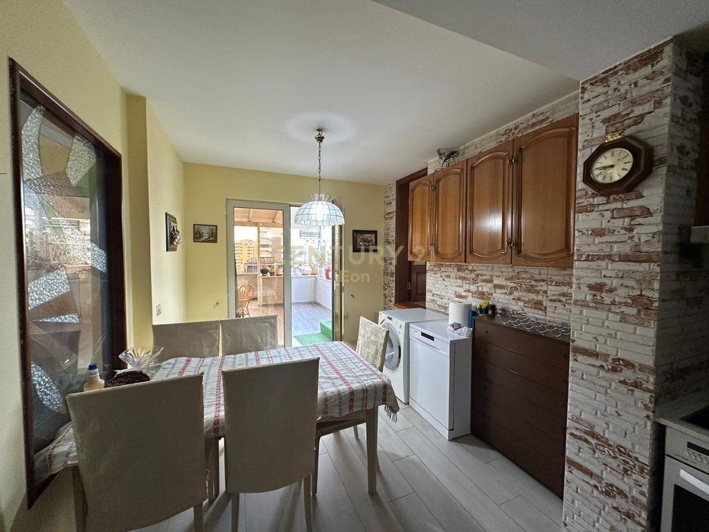AFFITTIAMO APPARTAMENTO 3+1+2 CON VISTA MARE A VOLLGA DURRES !