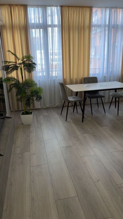 Apartament luksoz 2+1 me ballkon tek 21 dhjetori 850 euro