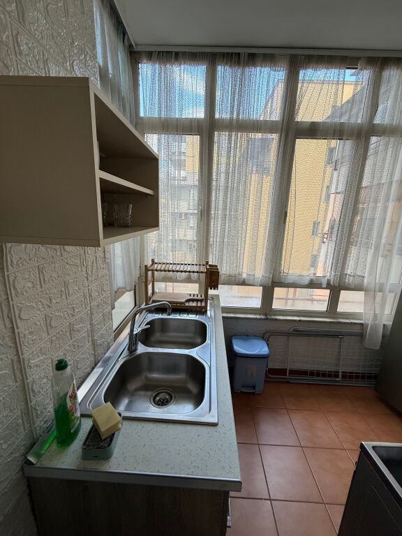Jepet me qera apartament 1+1 ne qender tek Selvia vetem per Airbnb 520 euro