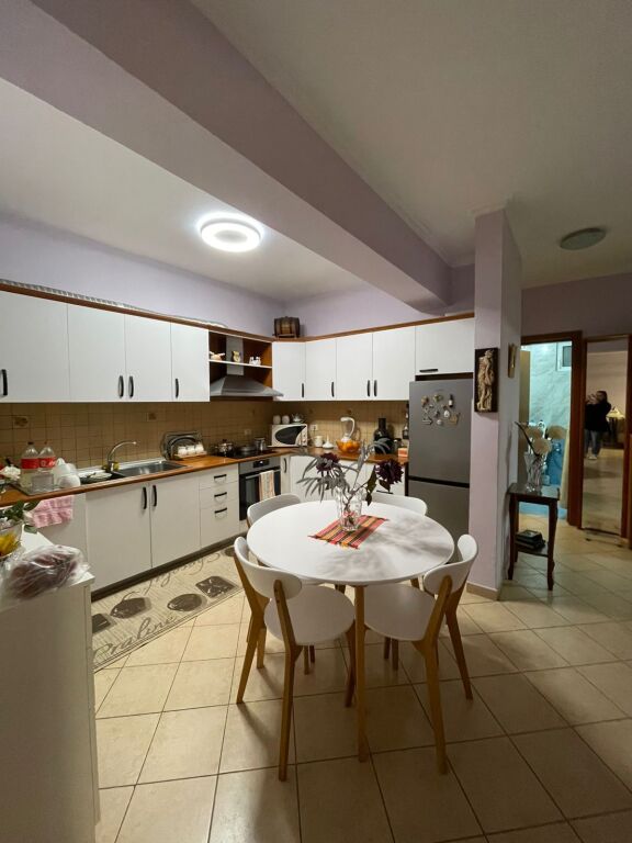 Jepet me qira apartament 2+1+2 - pranë Garden Building, Rruga e Kavajës