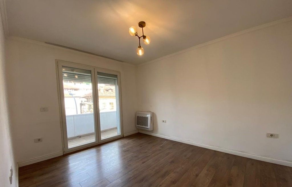 Zyre 2+1+Parkim per qira te Garden Buildin