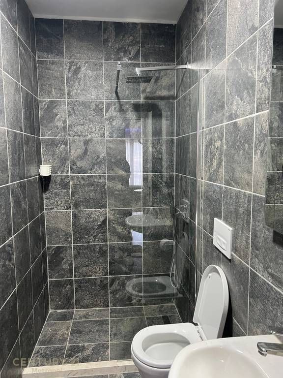 JEPET APARTAMENT 2+1 ME VERANDE ME QIRA TEK RRUGA E DIBRES