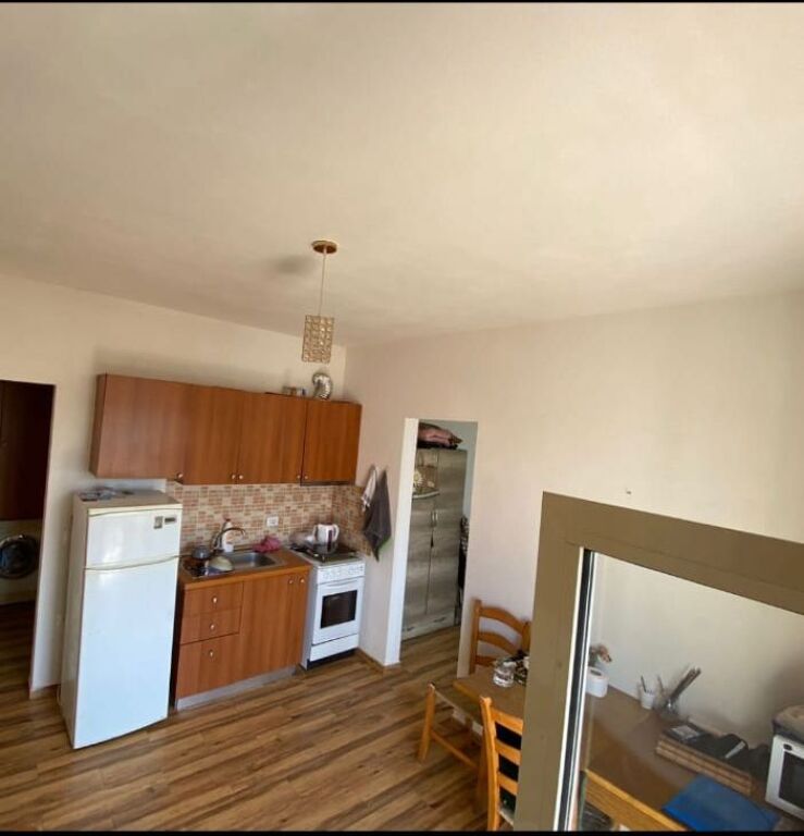 APARTAMENT 1+1. 27000 LEKE.ISH TREGU ELEKTRIK