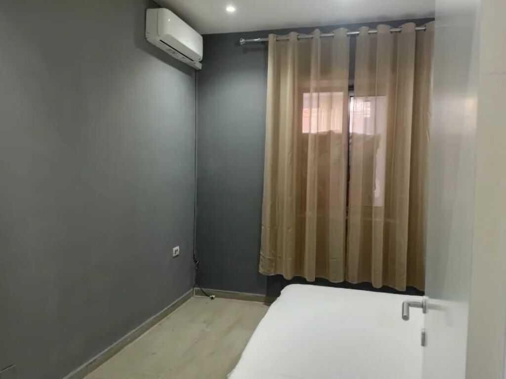 Jepet me qira. Apartament 1+1 prane blloku, pas kafe Roma. Apartamenti esht i mobiluar gati per banim. Kati 1  Cmimi 500 mije leke ne muaj.