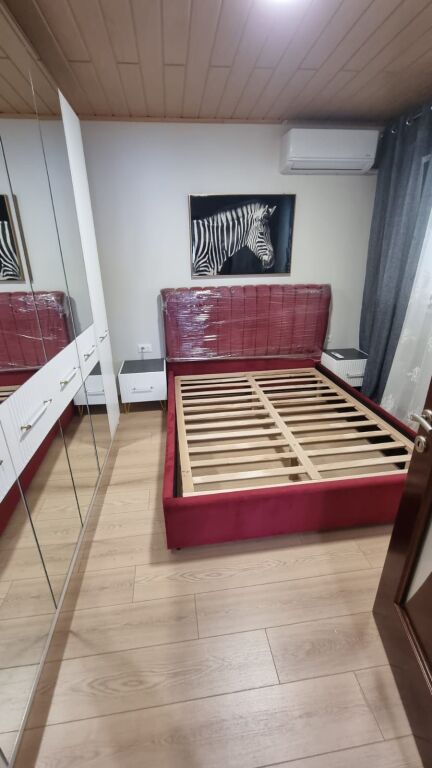 Jepet me Qera Apartamenti 1+1 tek Rruga e Kavajes prane Globe