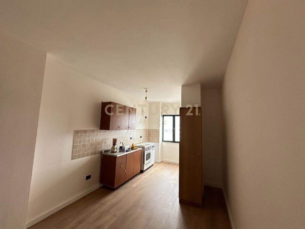 SHITET APARTAMENT 2+1 PRANE MARKAT DURRES!