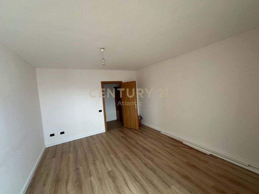SHITET APARTAMENT 2+1 PRANE MARKAT DURRES!