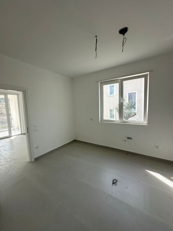 Villa di Lusso su 3 Piani – Collina Verde | Vicino a TEG, Tirana