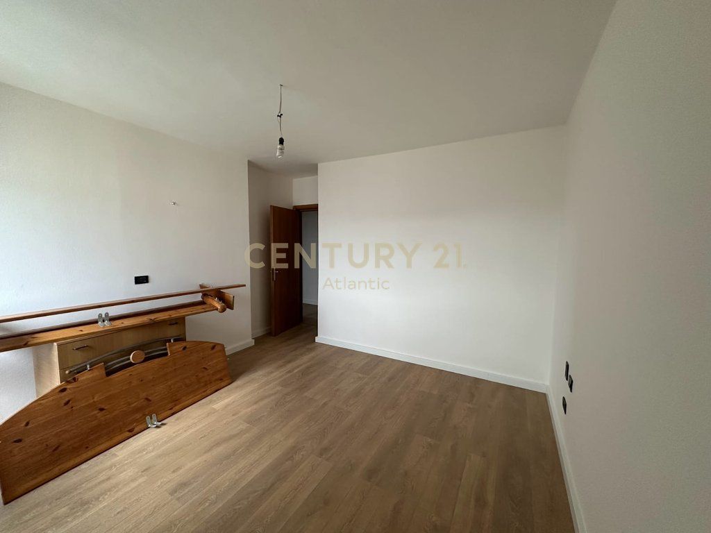 SHITET APARTAMENT 2+1 PRANE MARKAT DURRES!