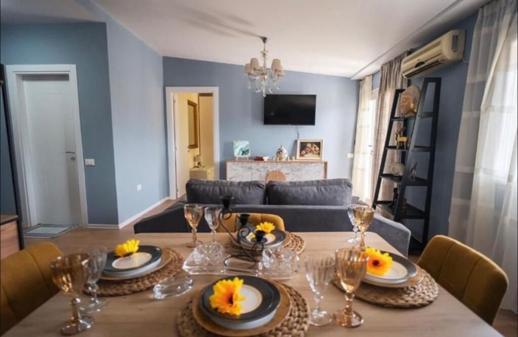 Apartament 1+1 me qira tek Rruga e Barrikadave!