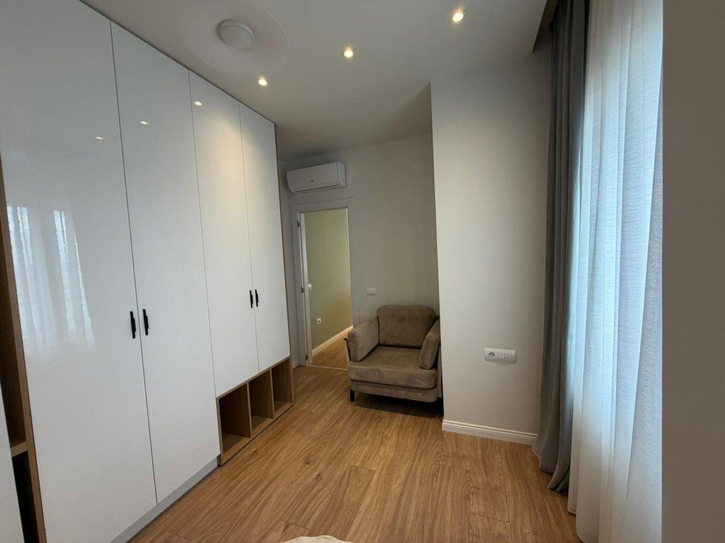 Ofrohet me qira apartament modern 1+1 plus post parkimi , me pamje drejtuar qendrës së Tiranës! 1,200 € /Muaj Sip. Totale  82m2