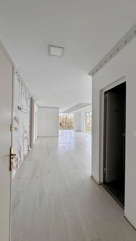 Locale commerciale in affitto fronte strada vicino a 21 Dhjetori! 1.050 € /Mese Superficie Totale 72m2
