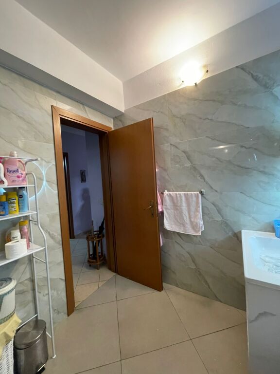 Jepet me qira apartament 2+1+2 - pranë Garden Building, Rruga e Kavajës