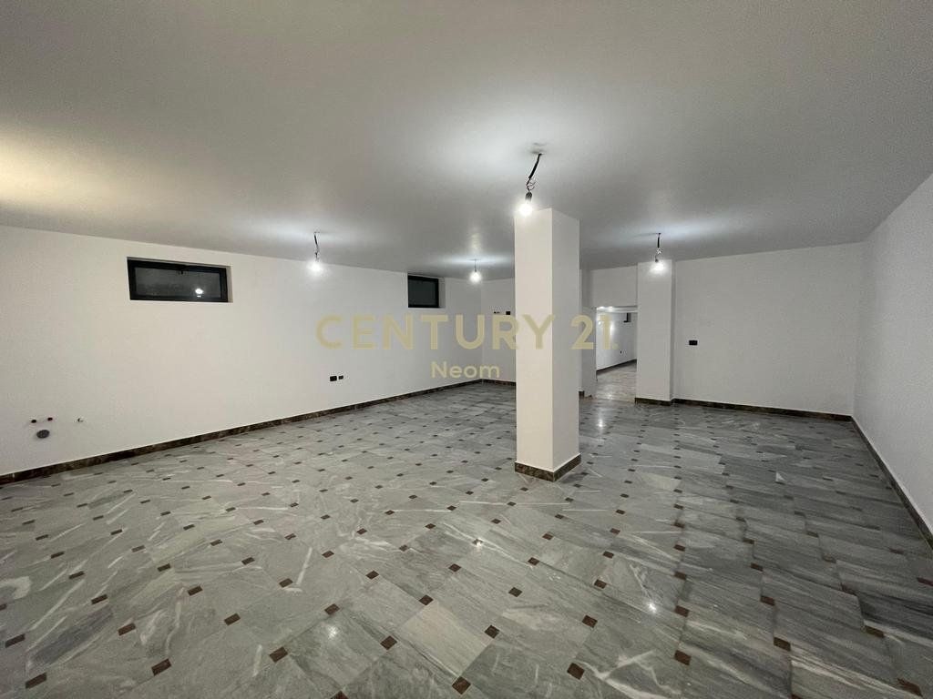 AMBIENT KOMERCIAL PËR QIRA - 200m², NË ZEMËR TË BLLOKUT!