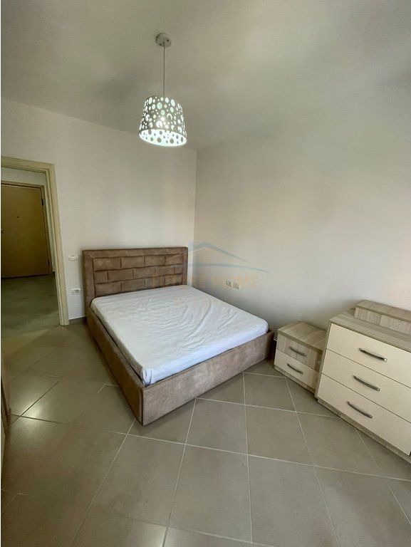 Ofrohet për qera apartament 1+1+Post Parkimi, Unaza e Re
