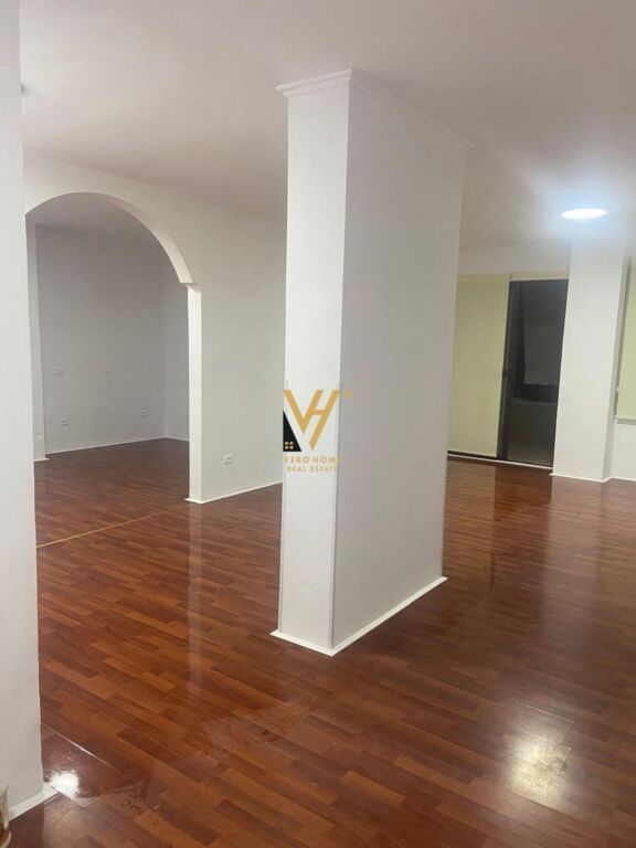 JEPET ZYRE 120 M2 ME QERA TEK BLLOKU 1.500 EURO