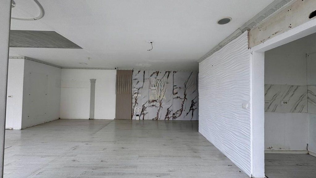 Commercial space for rent by the street near 21 Dhjetori!