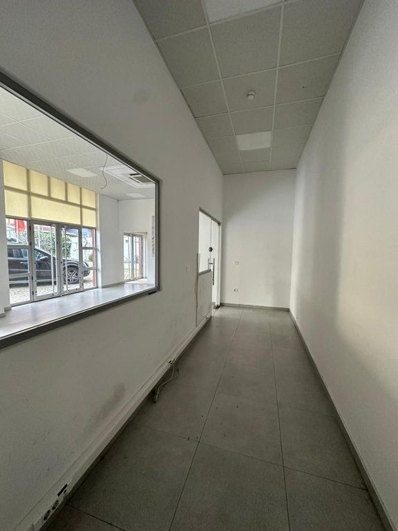 Ofrohet për qira një godinë biznesi 4-katëshe